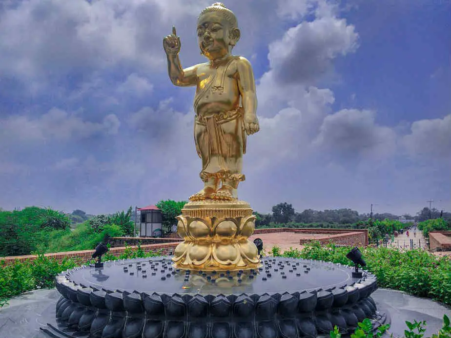 The little Buddha statue at Maya Devi Temple Lumbini Nepal | De Reviews