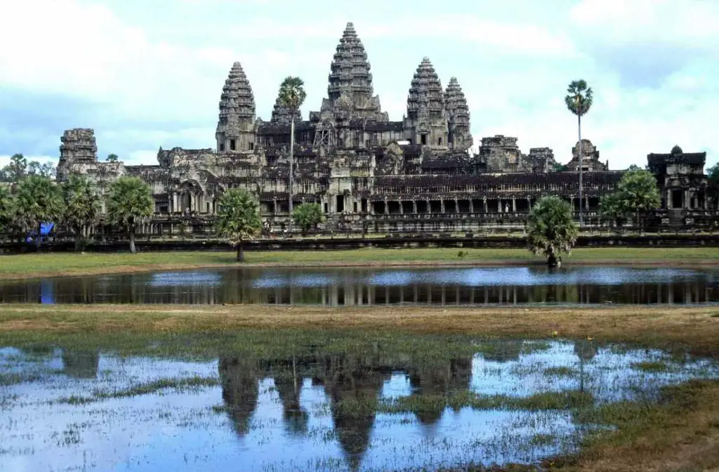 Learn everything you need to know about Cambodia including travel information common scams to watch out for and popular tourist sites all in this comprehensive article | De Reviews
